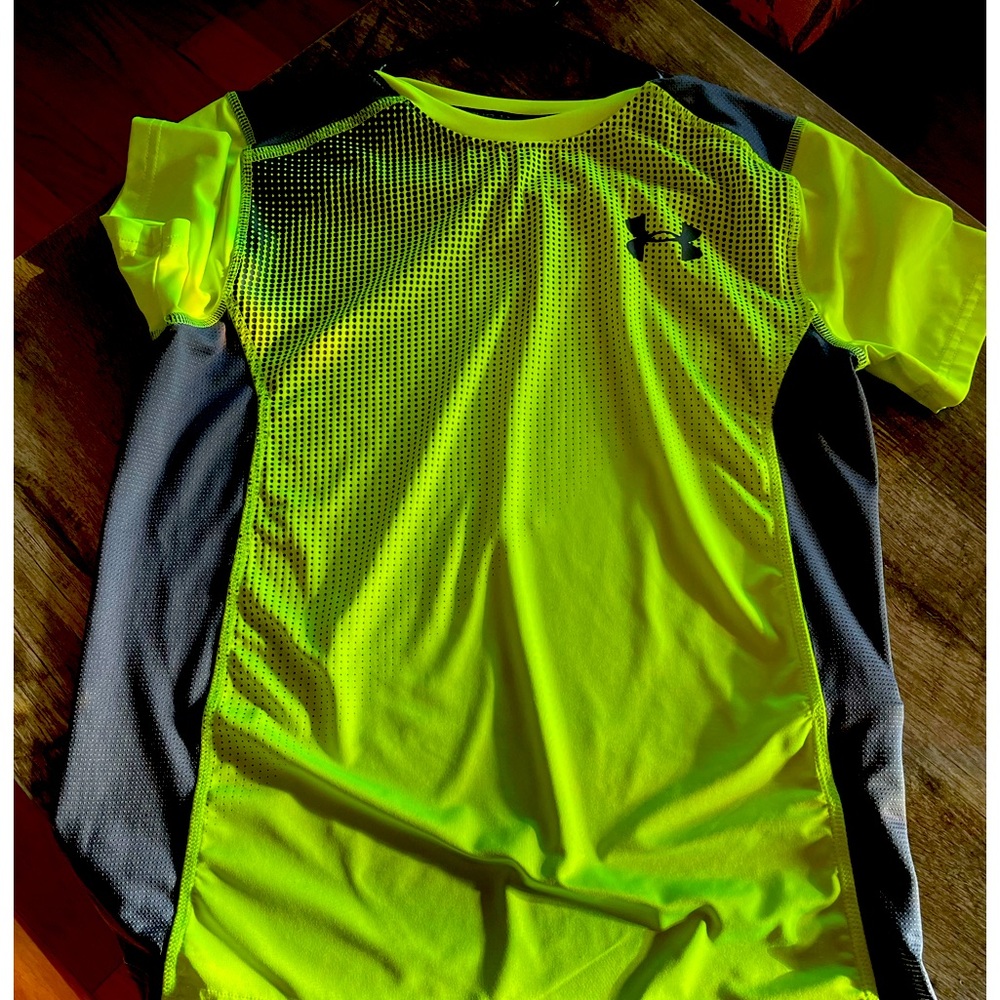 UNDER ARMOUR BOY’S HEAT GEAR LOOSE FIT t shirt. Medium